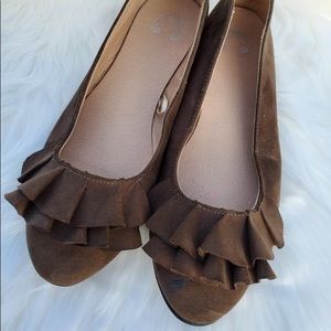 Cute! Army green suede flats
